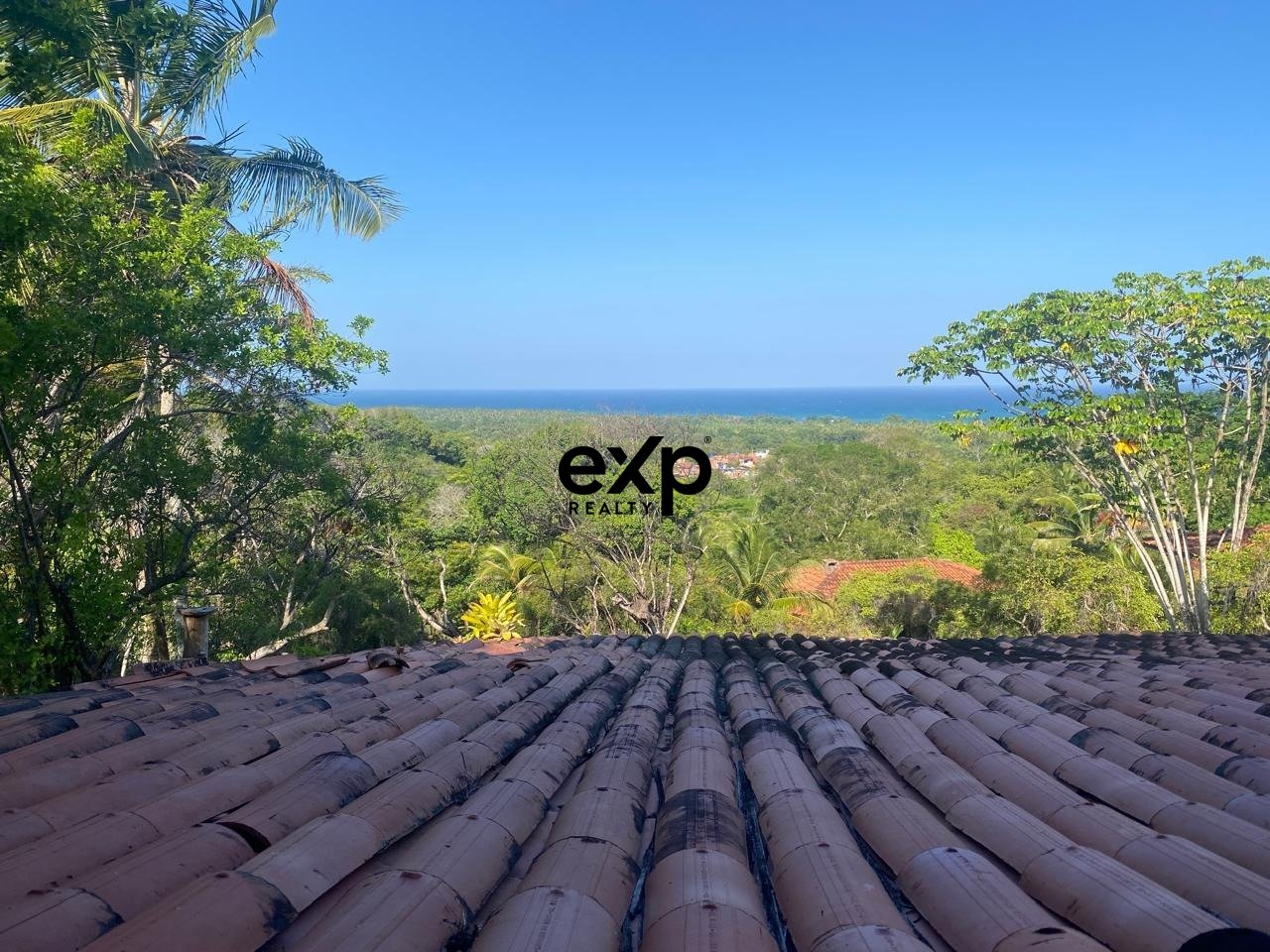 Casa Exclusiva com Vista Panorâmica Permanente para o Mar em Condomínio Fechado