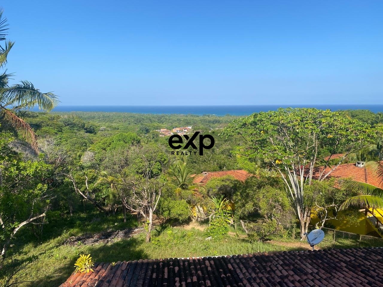 Casa Exclusiva com Vista Panorâmica Permanente para o Mar em Condomínio Fechado