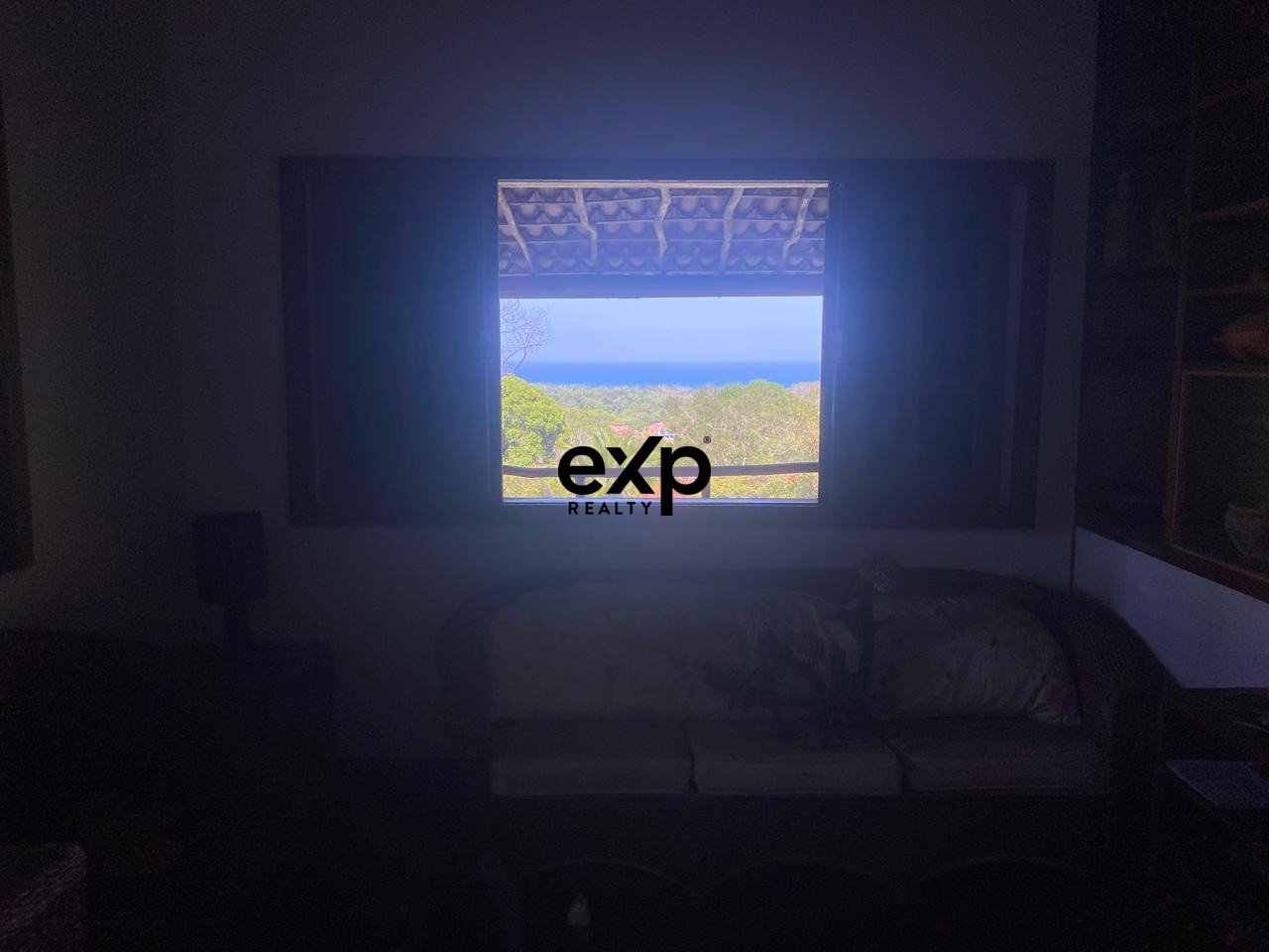 Casa Exclusiva com Vista Panorâmica Permanente para o Mar em Condomínio Fechado