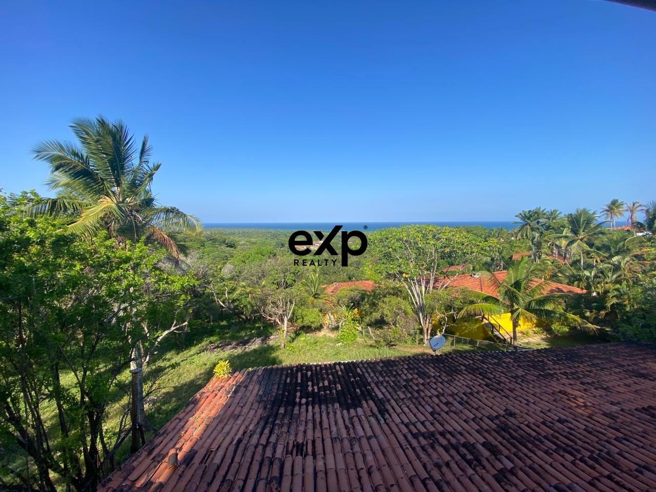 Casa Exclusiva com Vista Panorâmica Permanente para o Mar em Condomínio Fechado