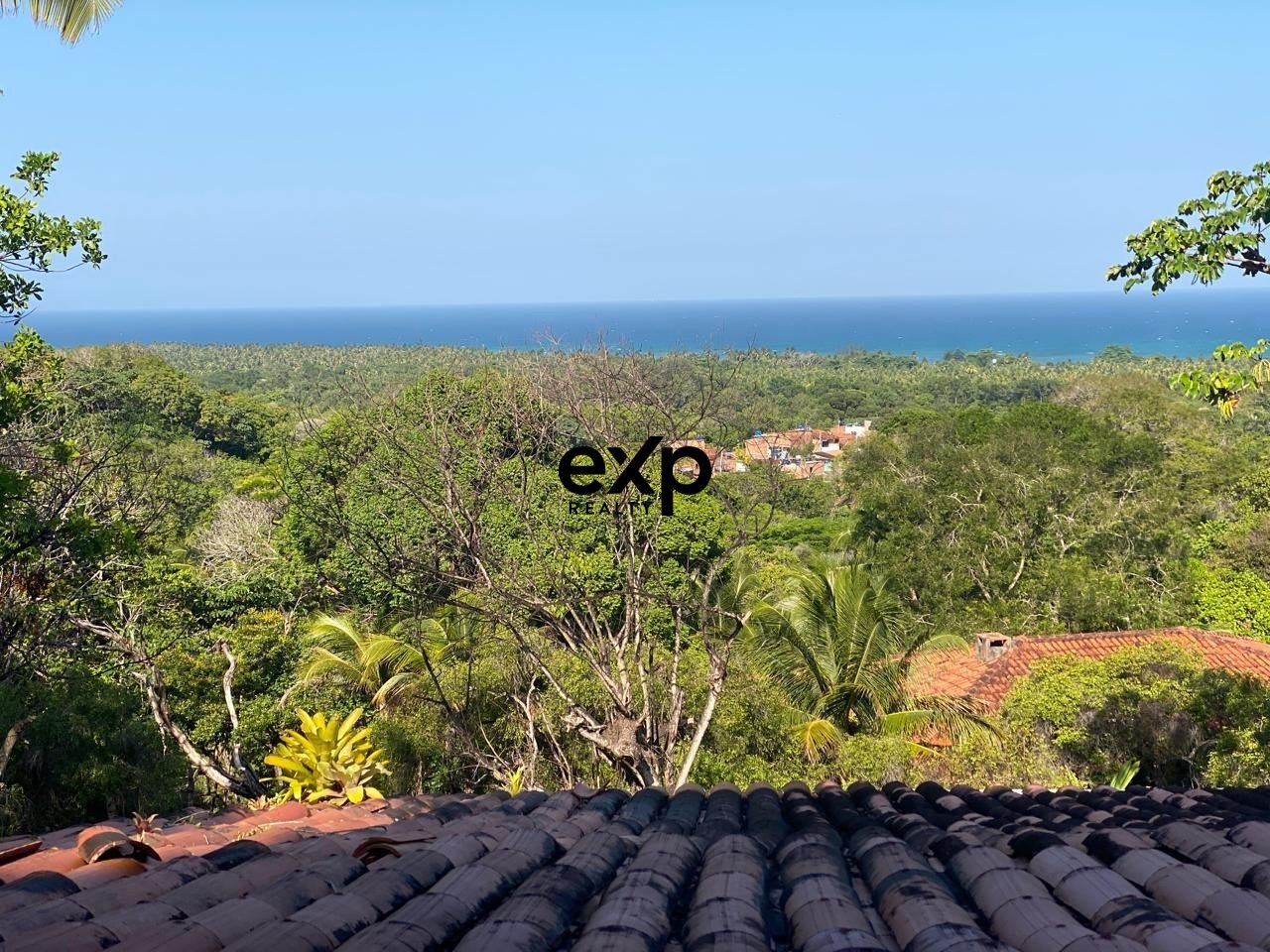 Casa Exclusiva com Vista Panorâmica Permanente para o Mar em Condomínio Fechado
