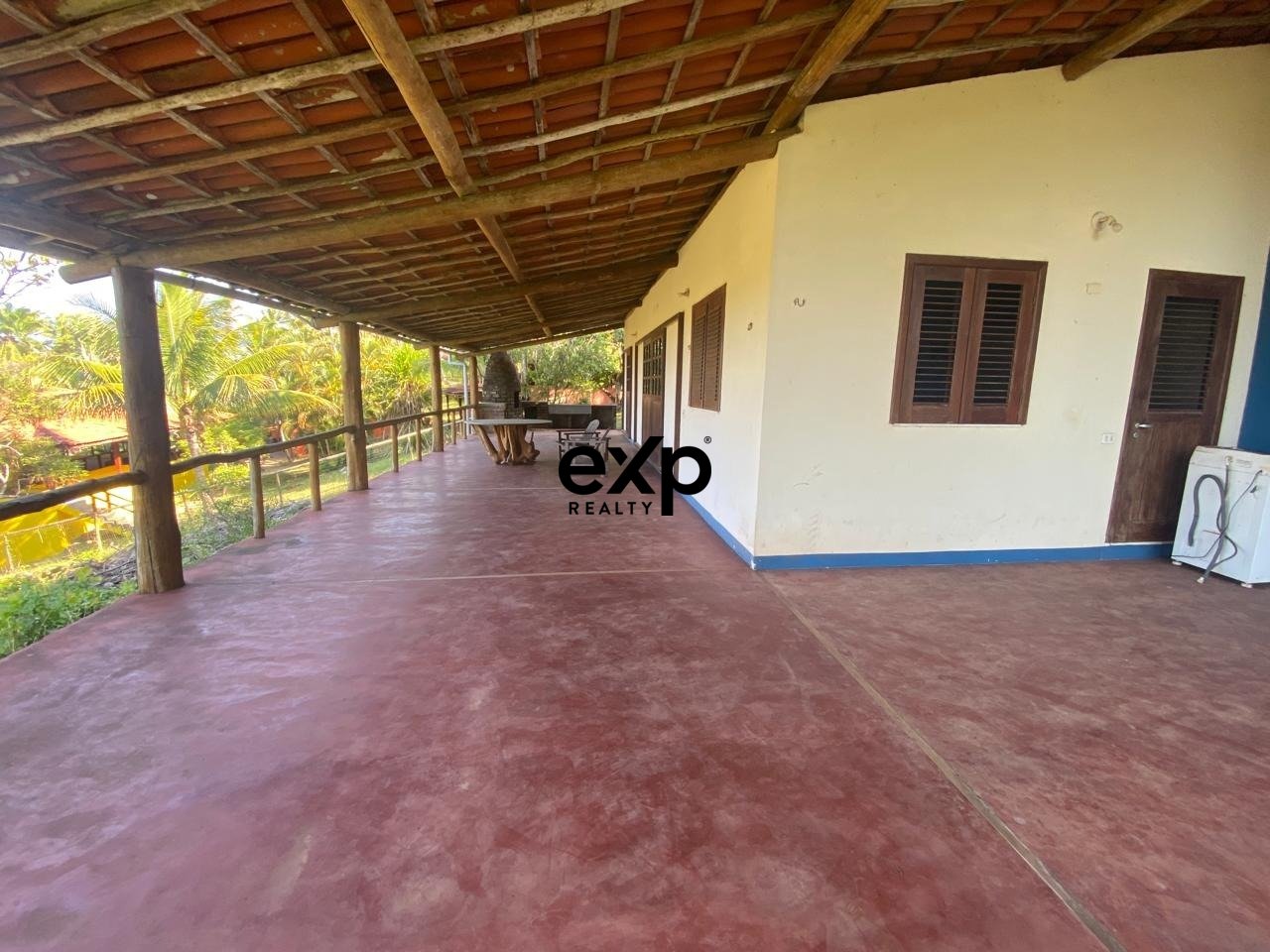 Casa Exclusiva com Vista Panorâmica Permanente para o Mar em Condomínio Fechado