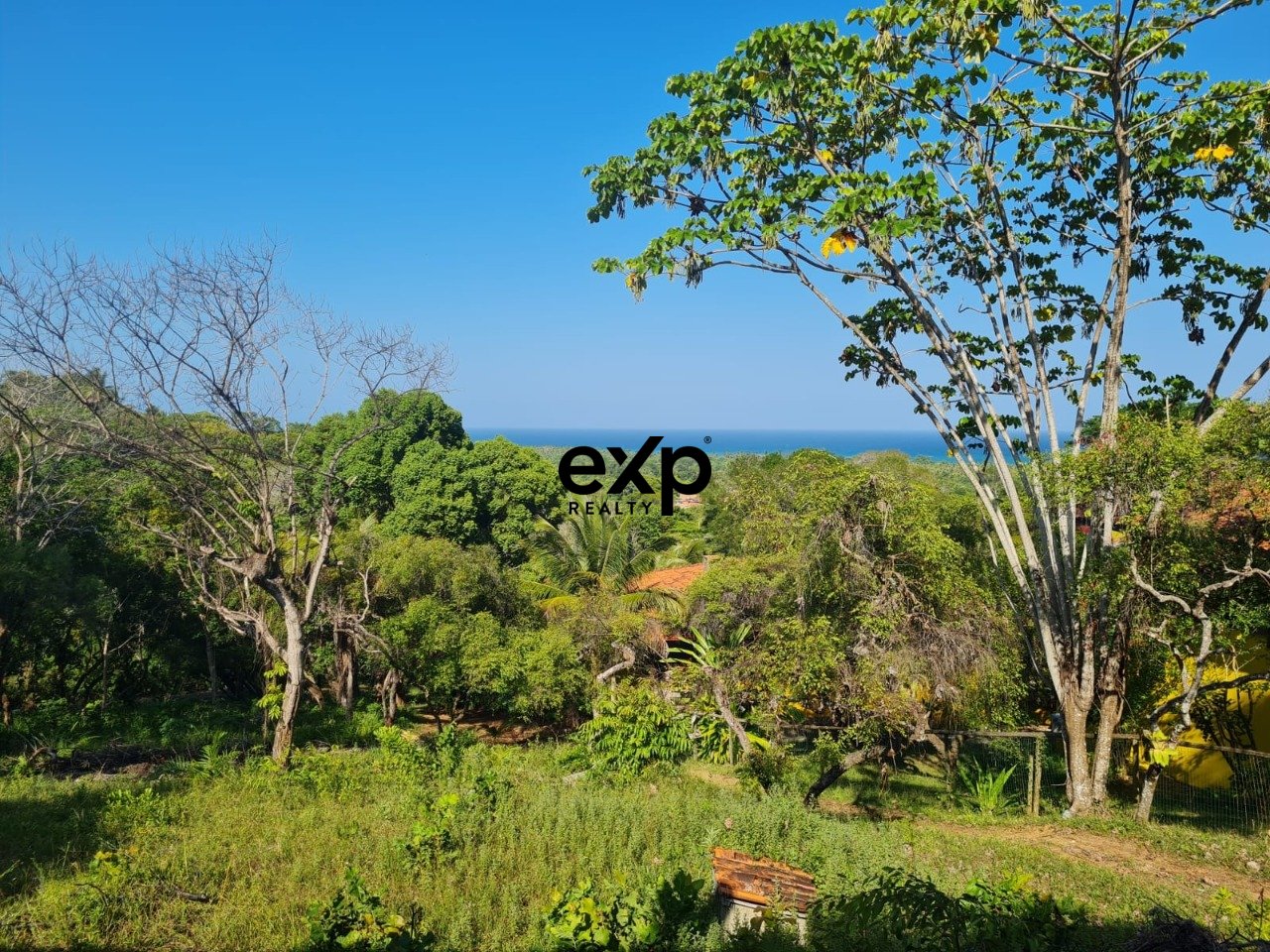 Terreno Exclusivo com Vista Panorâmica para o Mar em Condomínio Fechado