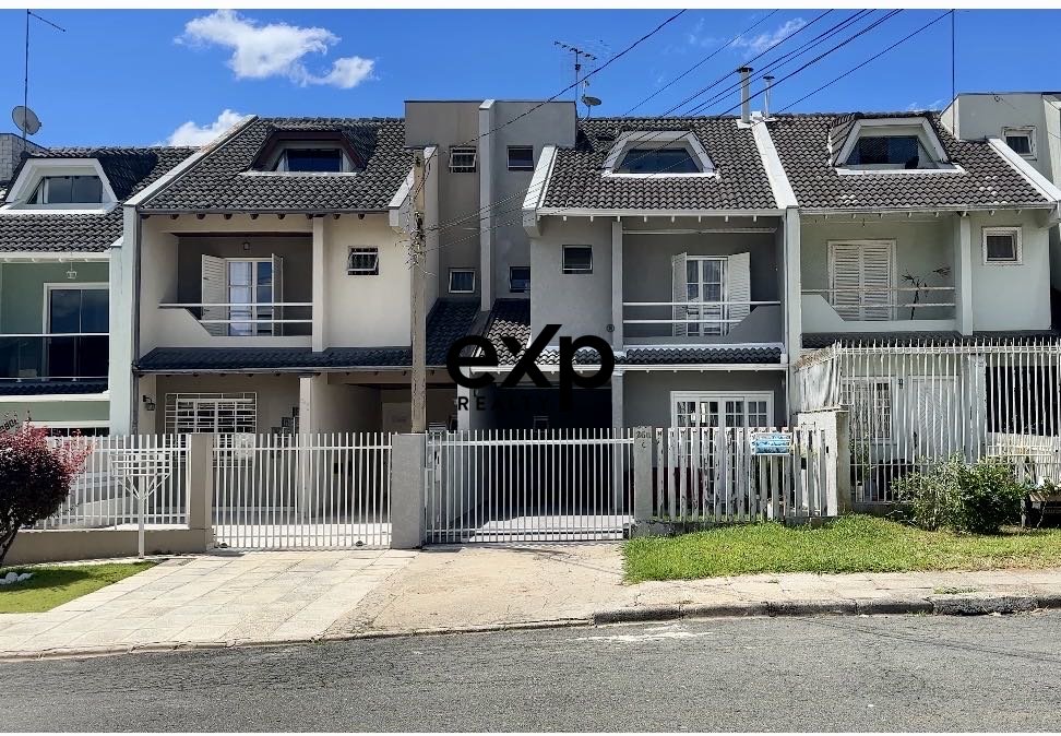 Sobrado TRIPLEX com SUITE no TÉRREO no bairro Xaxim
