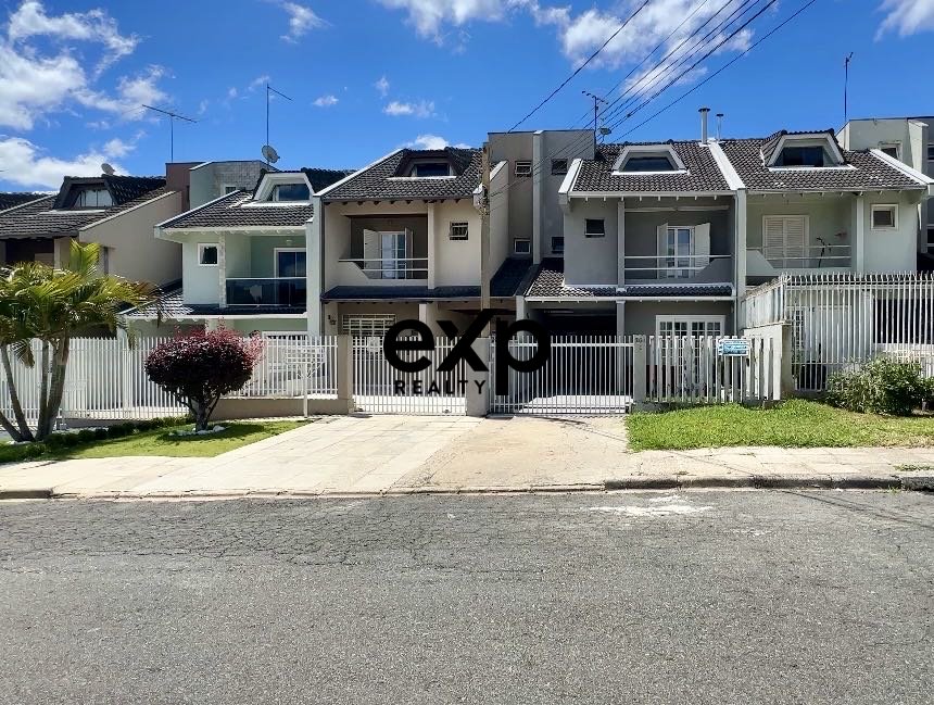 Sobrado TRIPLEX com SUITE no TÉRREO no bairro Xaxim