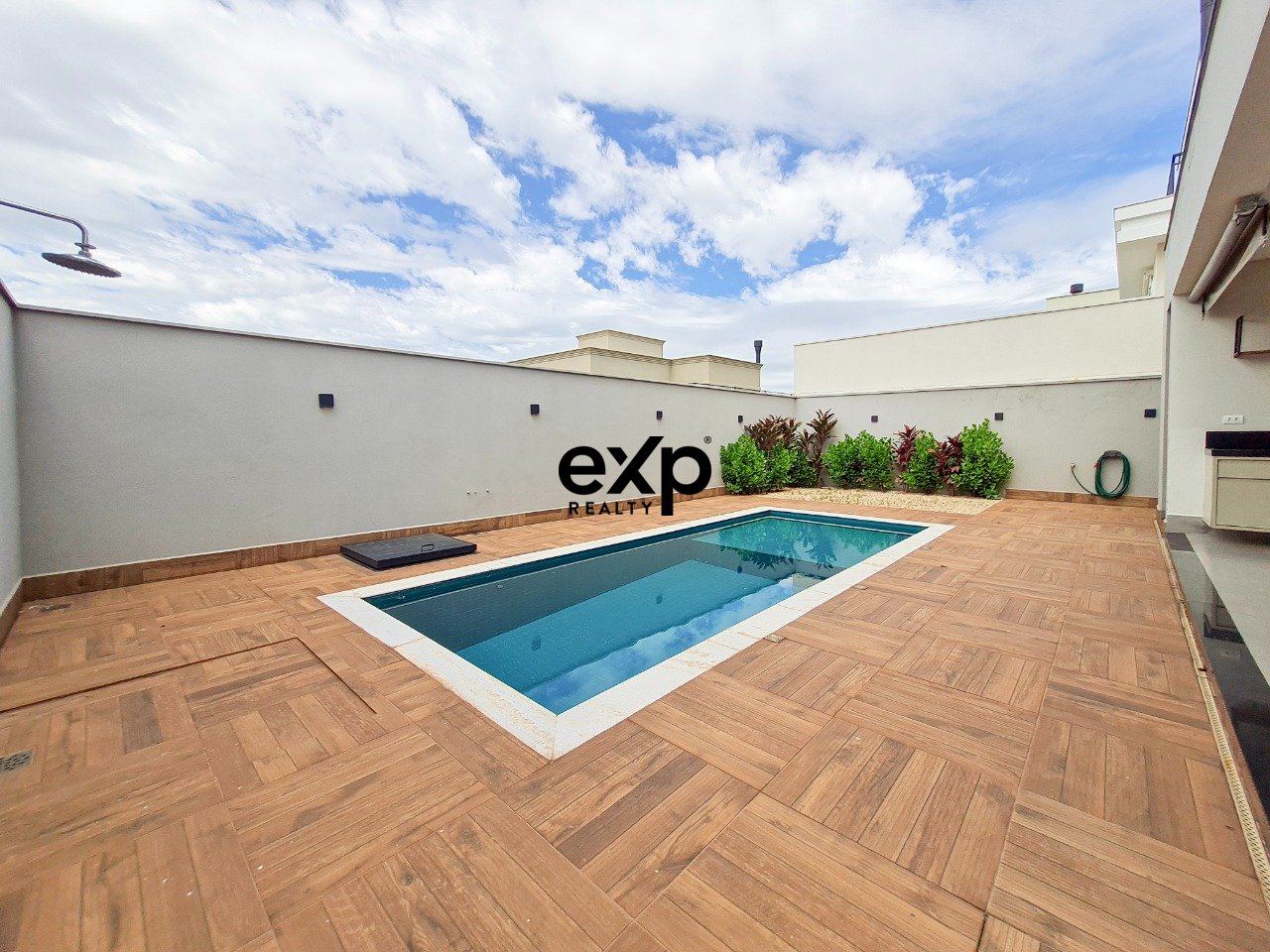 Sobrado com 3 suítes, piscina e espaço gourmet no Villa D'Aquila