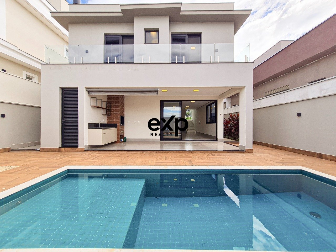 Sobrado com 3 suítes, piscina e espaço gourmet no Villa D'Aquila