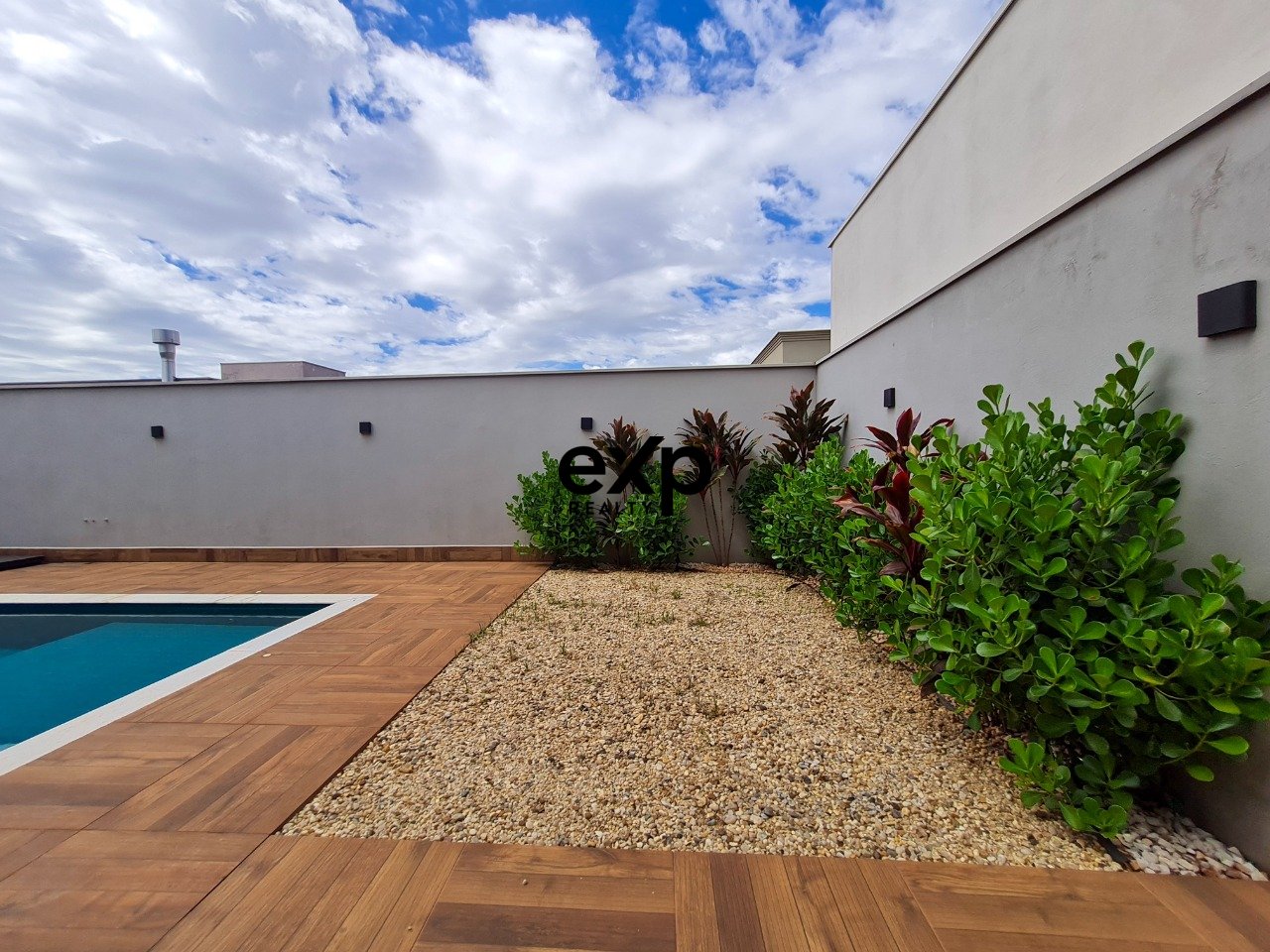 Sobrado com 3 suítes, piscina e espaço gourmet no Villa D'Aquila