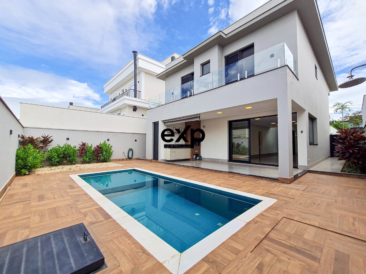 Sobrado com 3 suítes, piscina e espaço gourmet no Villa D'Aquila