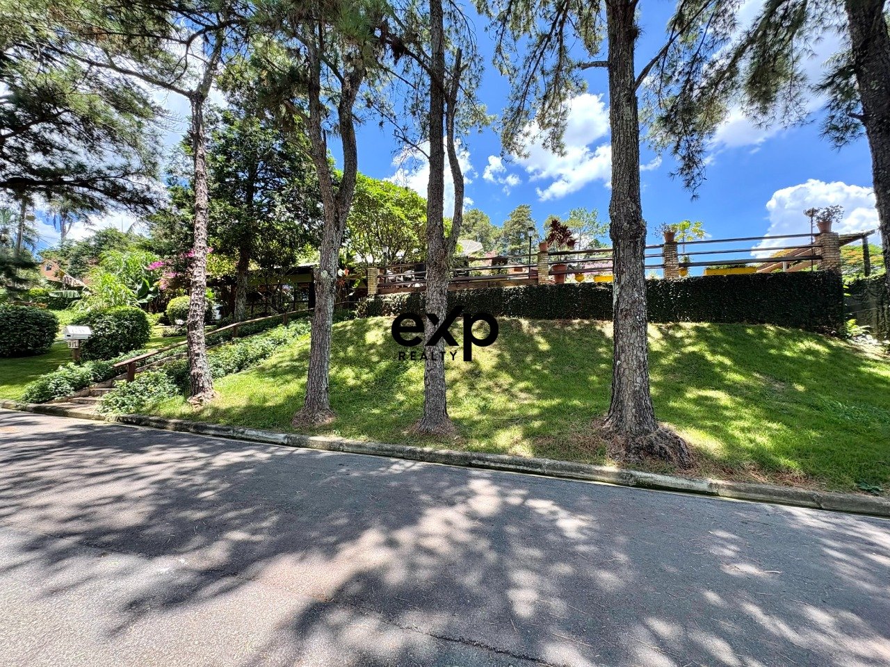 Casa térrea com 6 quartos, 3 suítes, 496 m2 no Condomínio Ville de Chamonix II