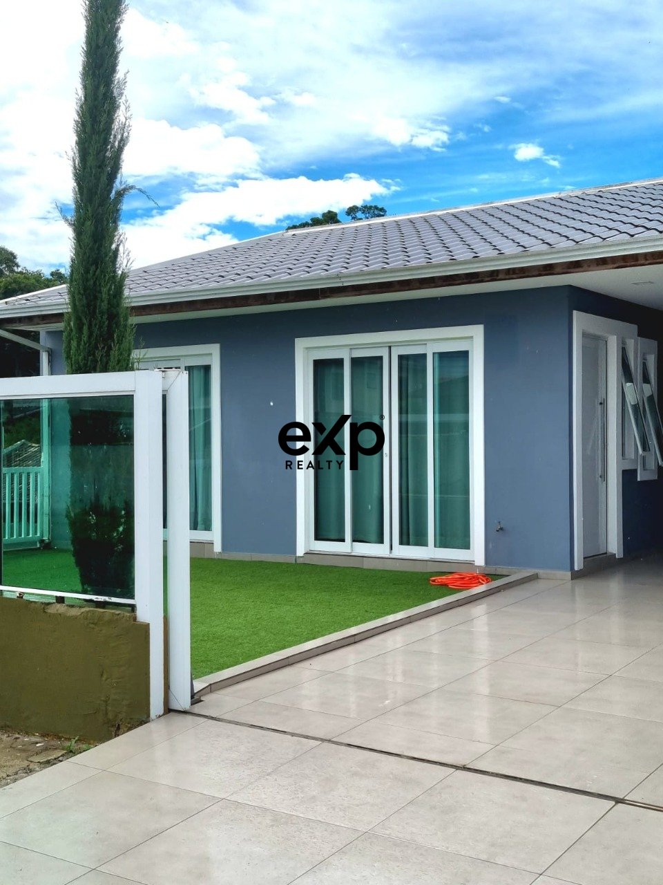 VENDA CASA MODERNA EM ARAUCÁRIA COM EDÍCULA