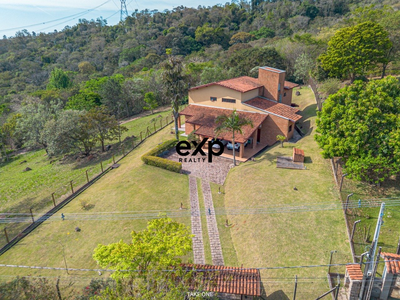 Seu refúgio de 529m2 com 4 quartoso no Residencial Vale de Santa Fé / VINHEDO