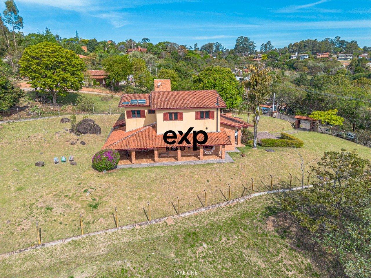 Seu refúgio de 529m2 com 4 quartoso no Residencial Vale de Santa Fé / VINHEDO