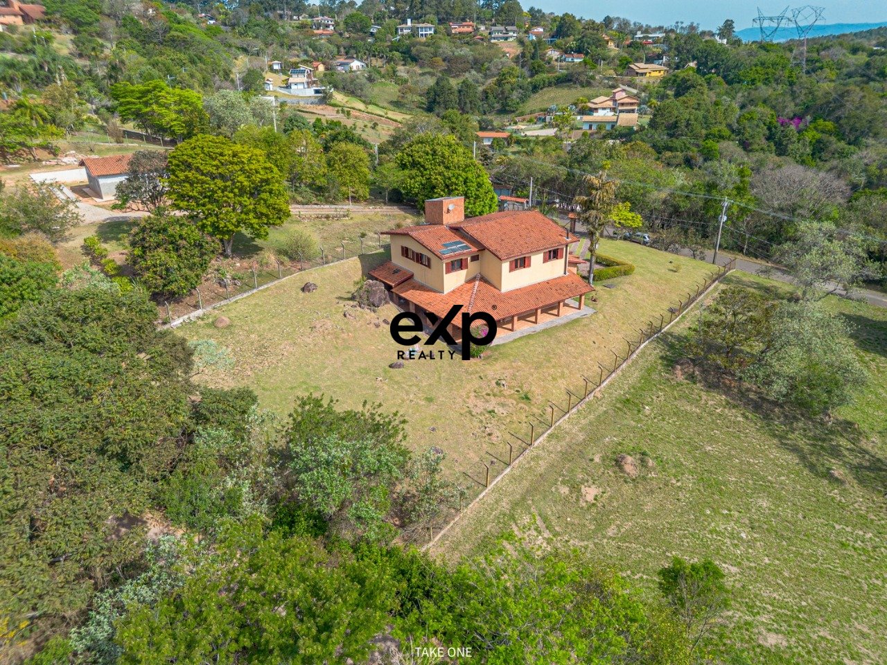 Seu refúgio de 529m2 com 4 quartoso no Residencial Vale de Santa Fé / VINHEDO