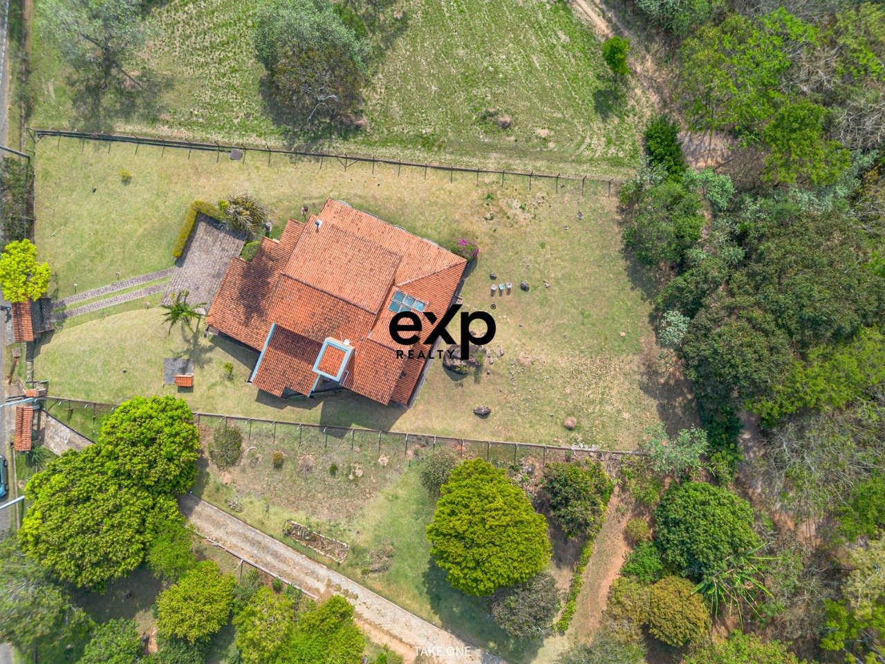 Seu refúgio de 529m2 com 4 quartoso no Residencial Vale de Santa Fé / VINHEDO