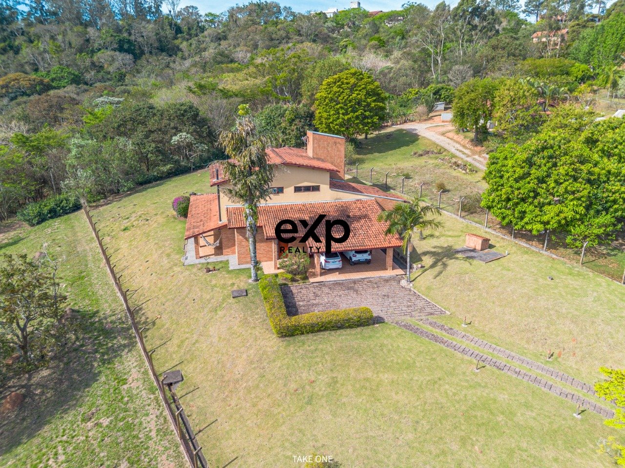 Seu refúgio de 529m2 com 4 quartoso no Residencial Vale de Santa Fé / VINHEDO