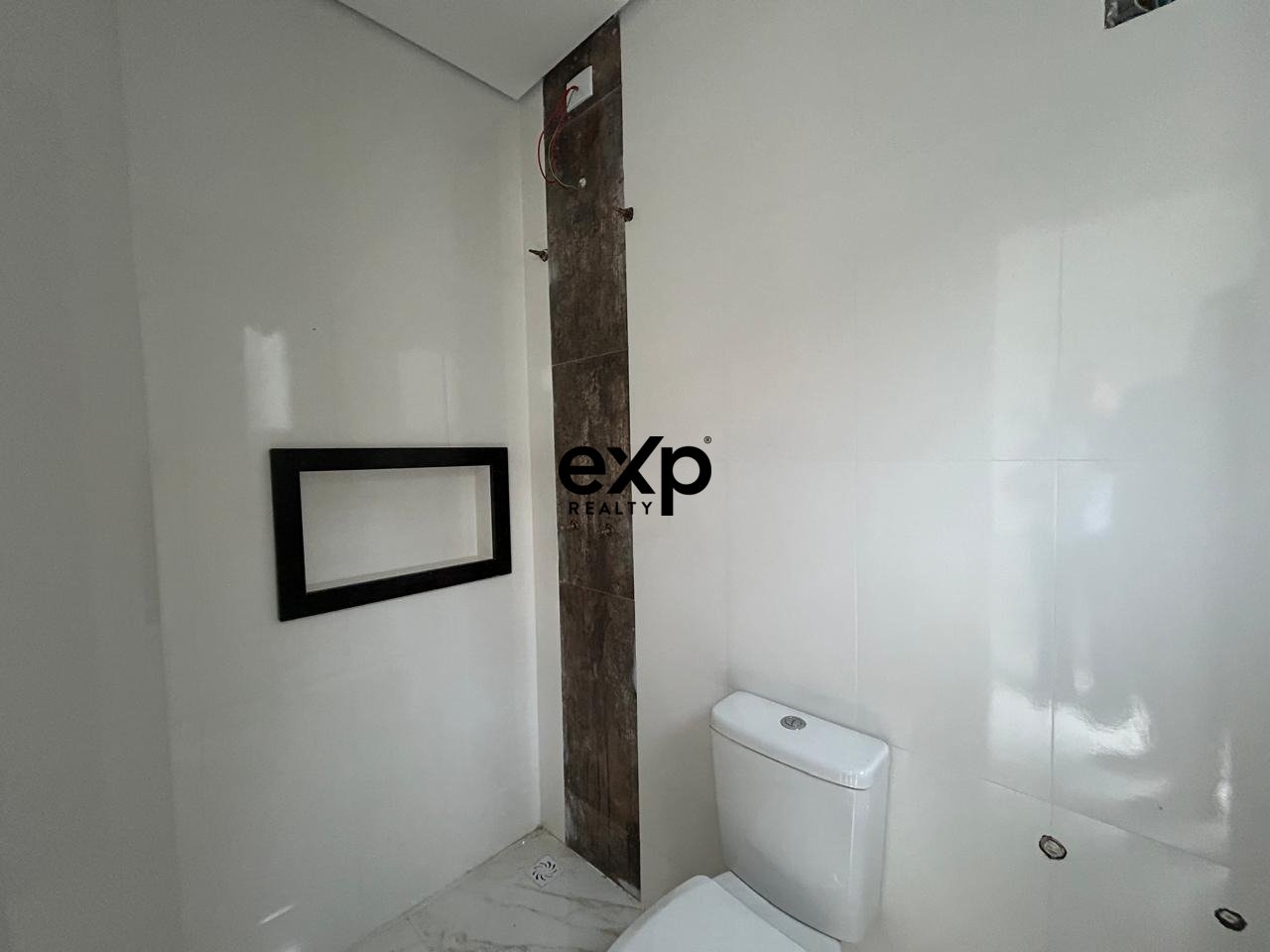 BELÍSSIMO TRIPLEX DE ALTO PADRÃO EM REGIÃO DE FORTE CRESCIMENTO