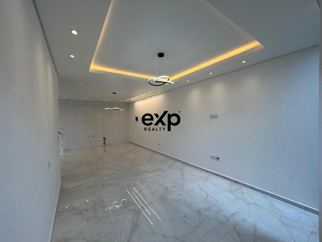 BELÍSSIMO TRIPLEX DE ALTO PADRÃO EM REGIÃO DE FORTE CRESCIMENTO