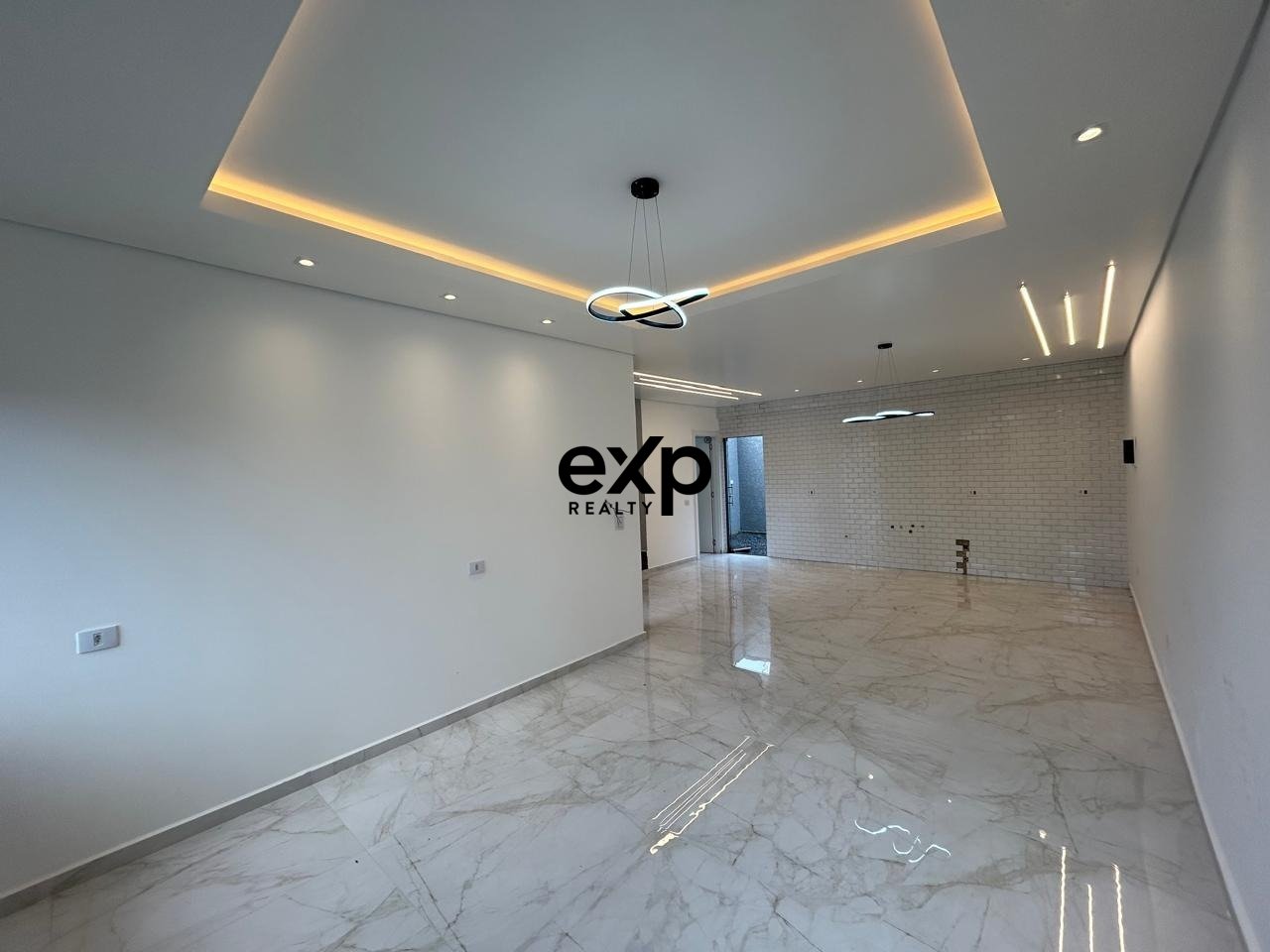 BELÍSSIMO TRIPLEX DE ALTO PADRÃO EM REGIÃO DE FORTE CRESCIMENTO