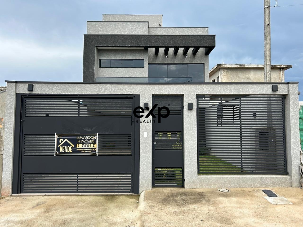 BELÍSSIMO TRIPLEX DE ALTO PADRÃO EM REGIÃO DE FORTE CRESCIMENTO