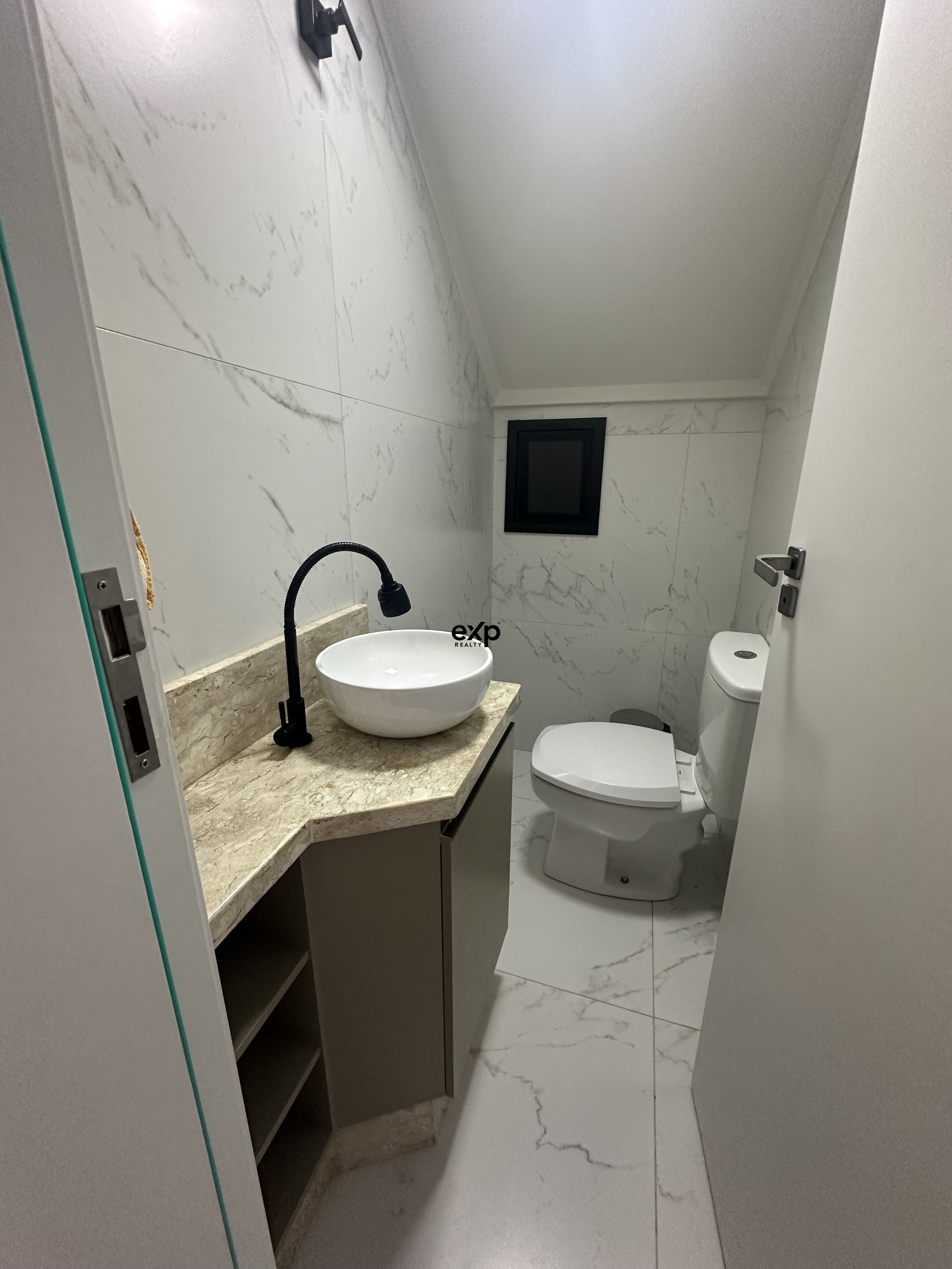 Exclusividade, sofisticação e conforto em cada detalhe ? residência de alto padrão em condomínio fechado