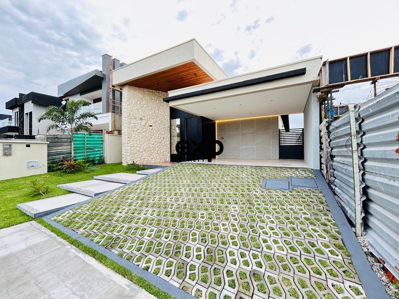 Linda casa em condomínio no Eusébio