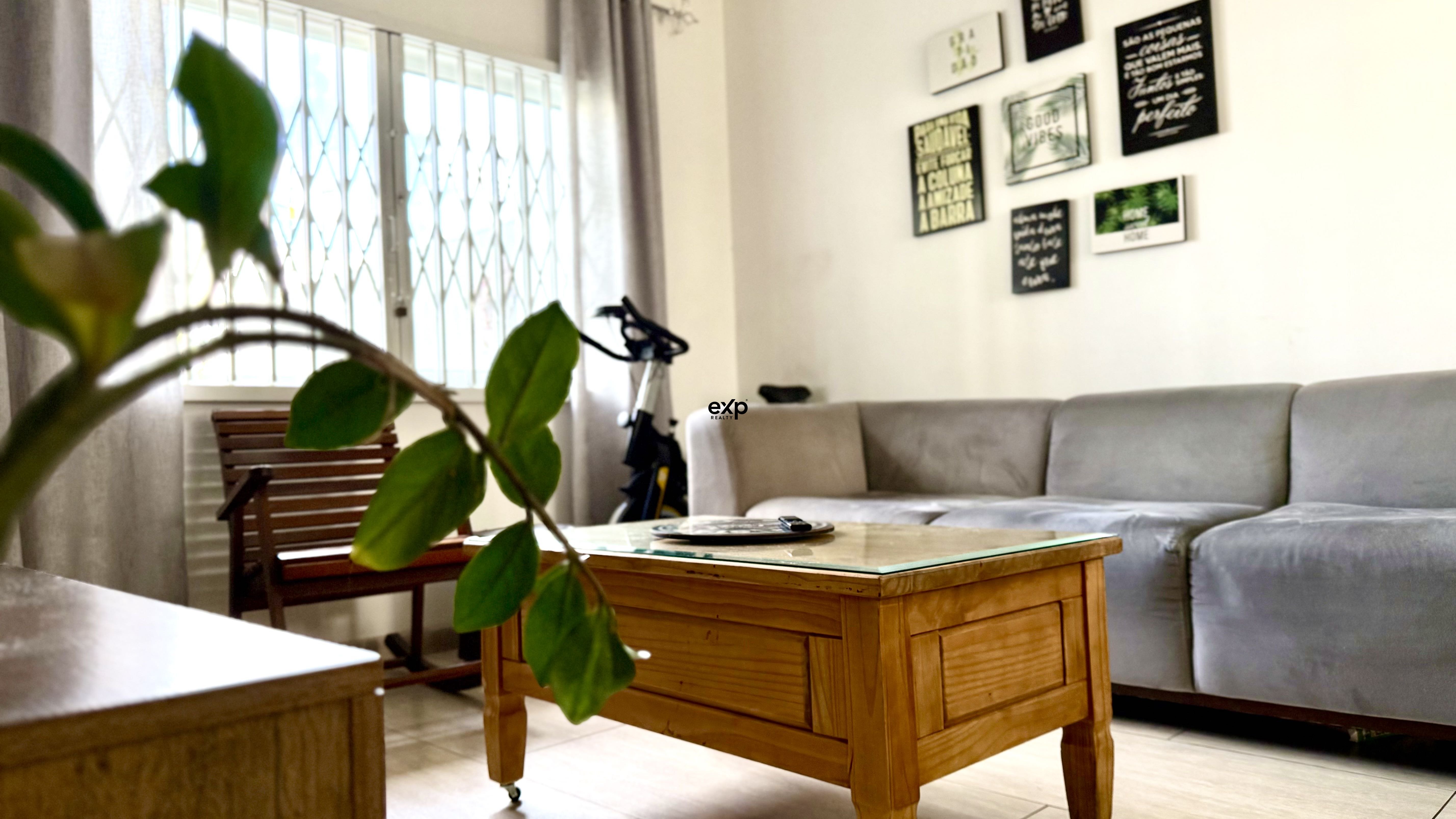 Sobrado à venda em Curitiba, Rua Isac de Oliveira 274 Uberaba Curitiba 81570-090, 160 m²