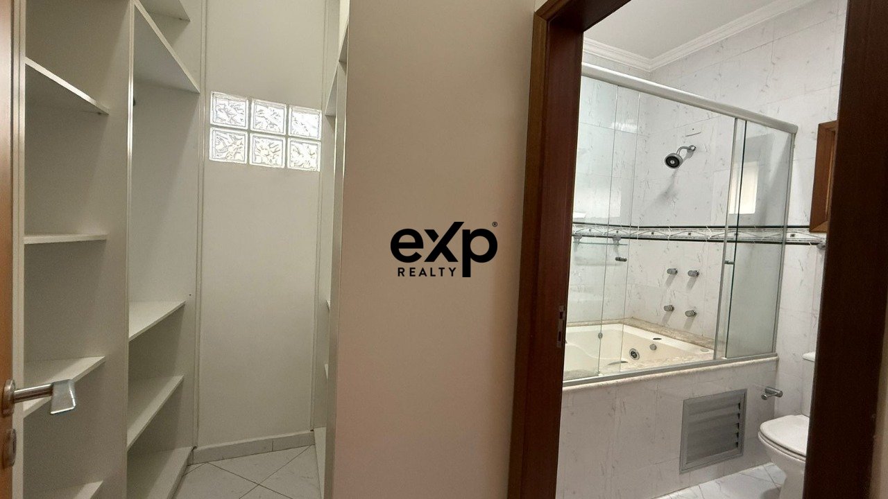 Casa à Venda em Condomínio em Valinhos