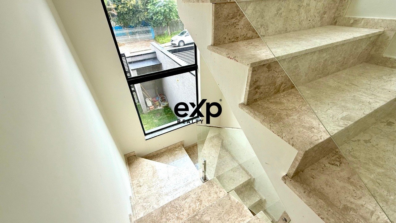 Sobrado à venda em Curitiba, Hugo Gusso 383 Capão Raso Curitiba 81020-730, 141 m²