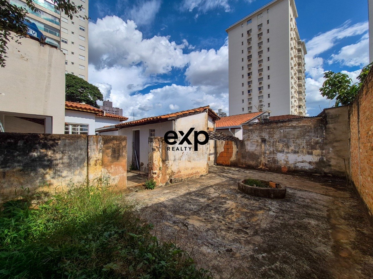 Renovated House in Bairro Alto with Commercial Potential and Spacious Backyard 5