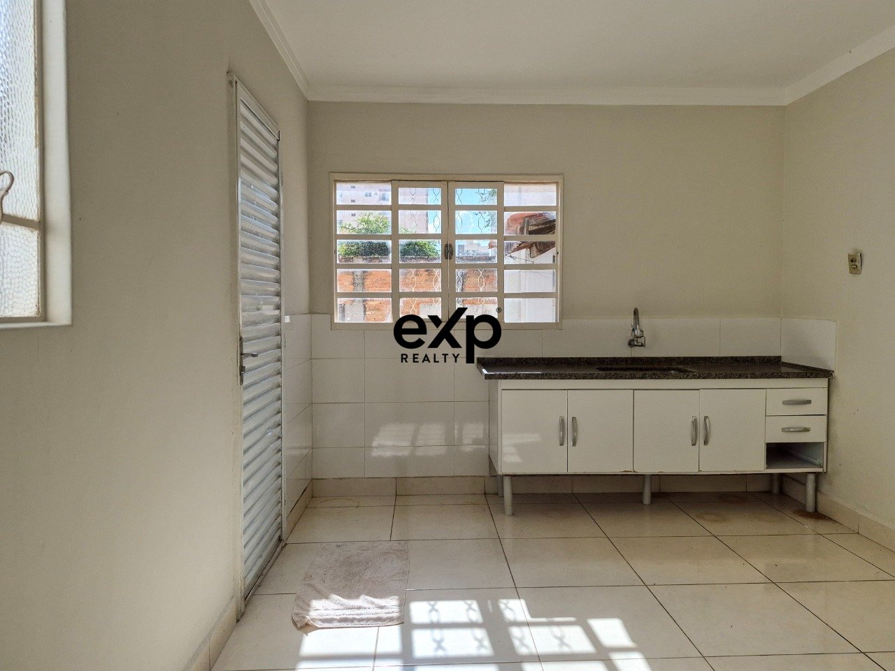 Renovated House in Bairro Alto with Commercial Potential and Spacious Backyard 2