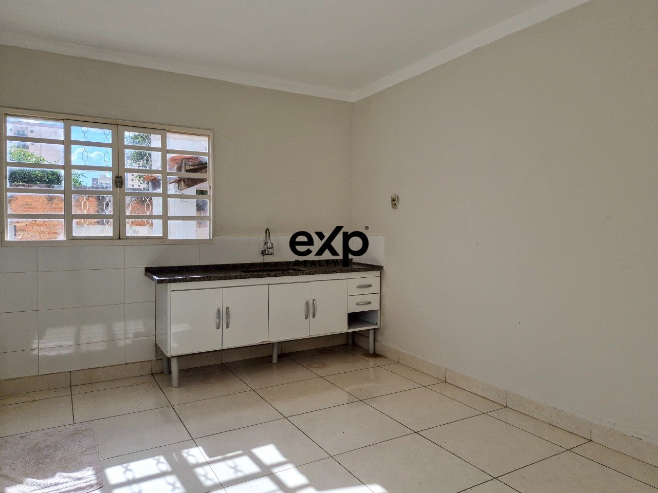 Renovated House in Bairro Alto with Commercial Potential and Spacious Backyard 3