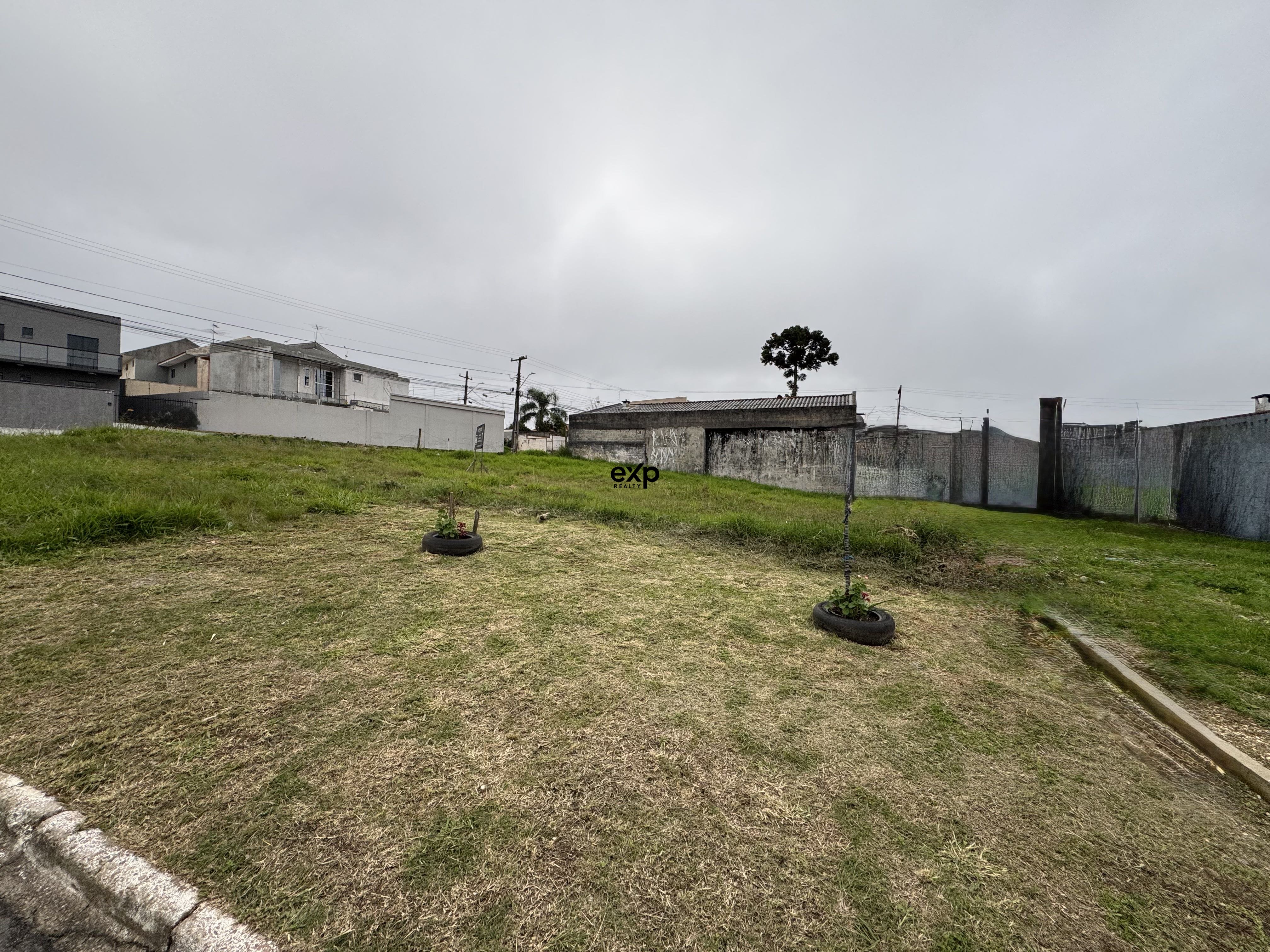 Oportunidade! Terreno de esquina plano para construir prédio de até 6 andares ou uma linda residência com vista para a serra do mar!