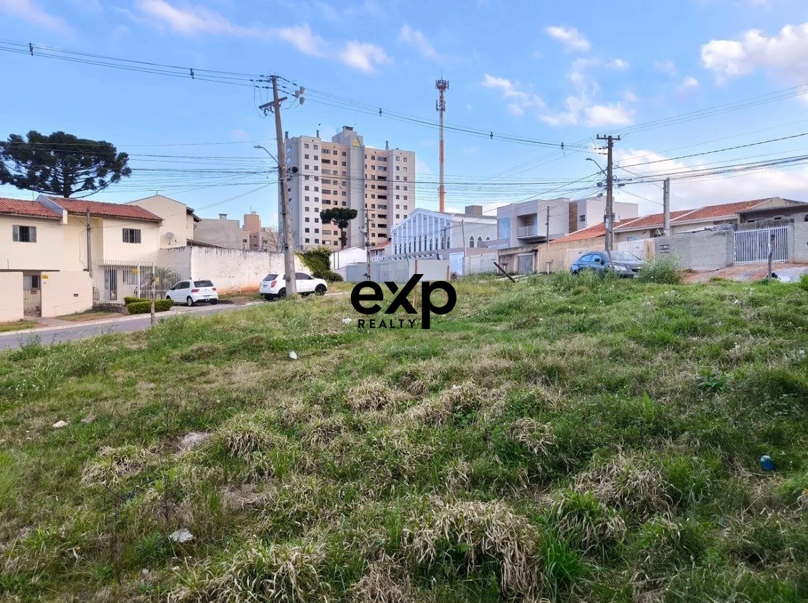 Opportunity! Flat corner lot to build a building up to 6 floors or a beautiful residence with a view of the Serra do Mar! 3