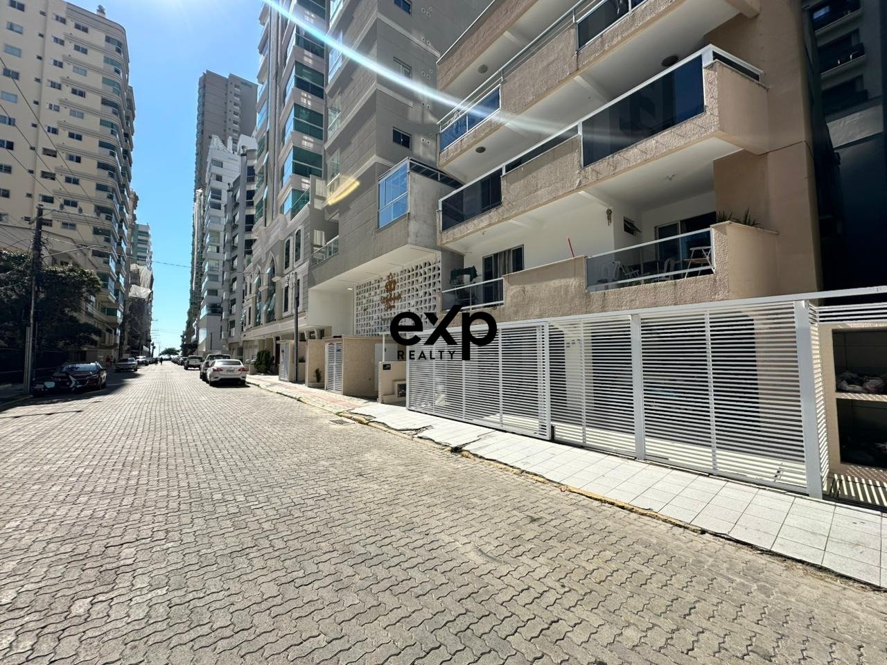 Apartamento à venda - Quadra mar, localização privilegiada próximo ao Hard Rock Cafe e apenas 3 minutos de caminhada da praia.