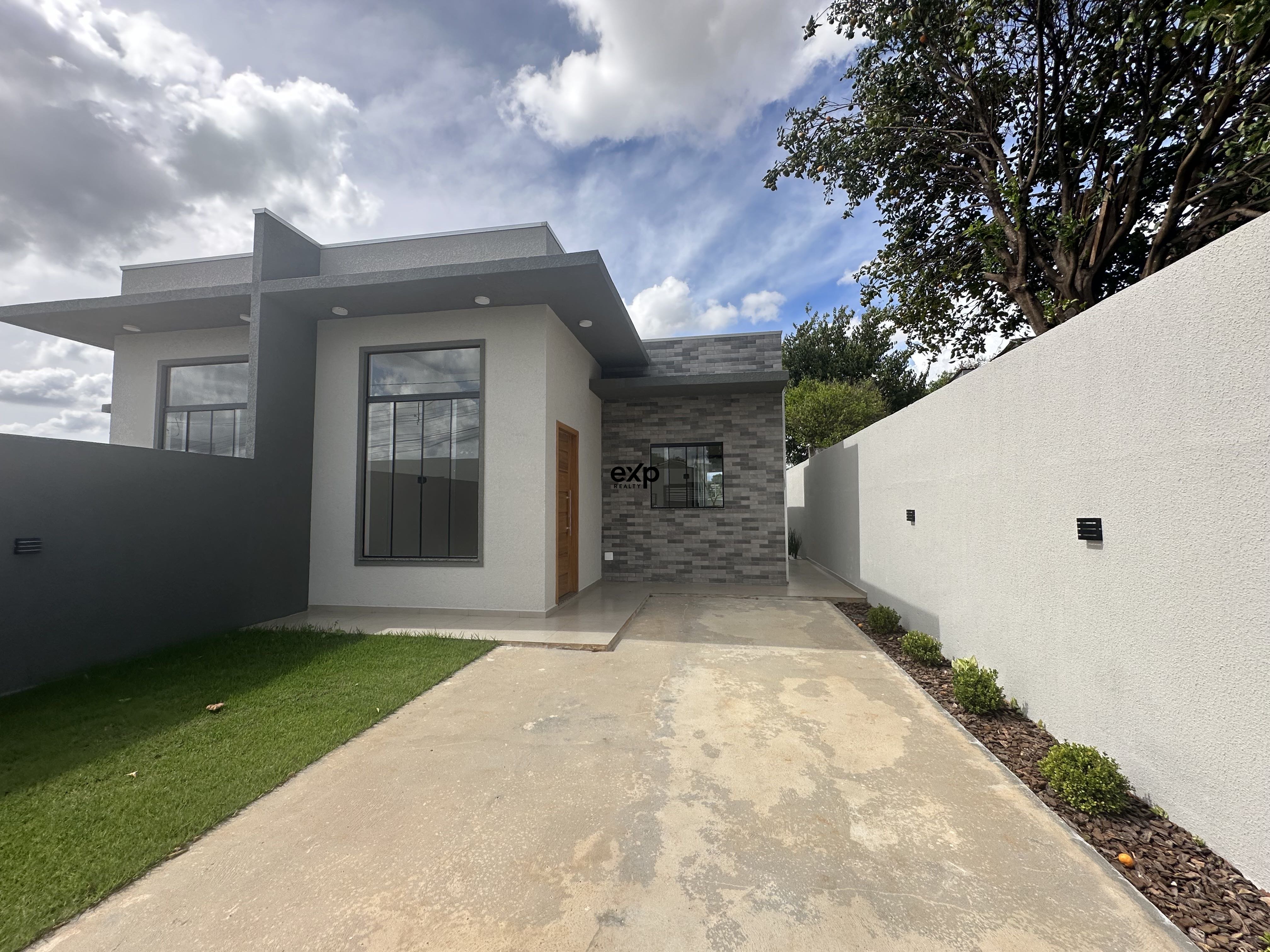 Casa Nova à Venda no Parque dos Pinheiros - Conforto, Segurança e Praticidade