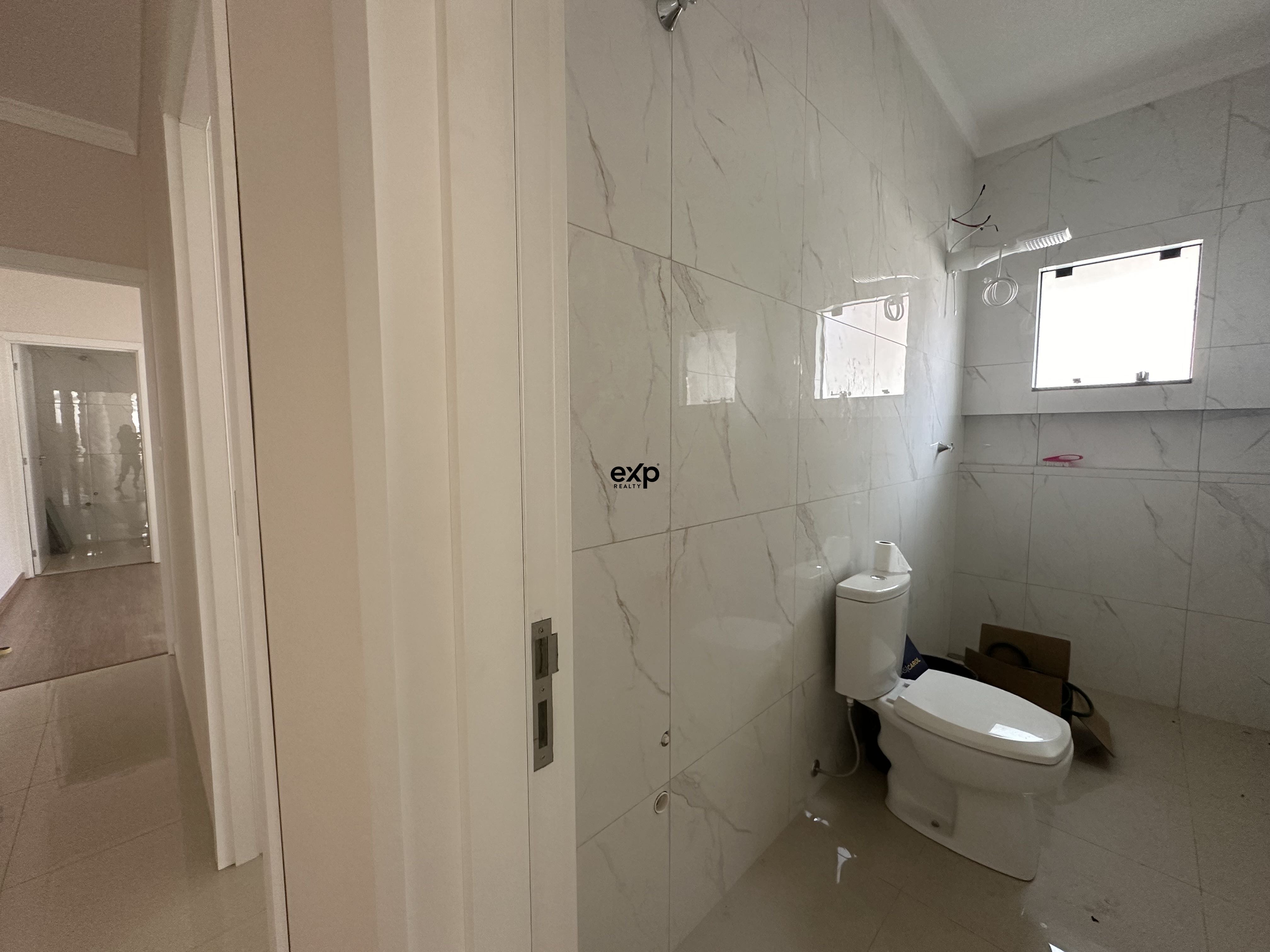 Casa Nova à Venda no Parque dos Pinheiros - Conforto, Segurança e Praticidade