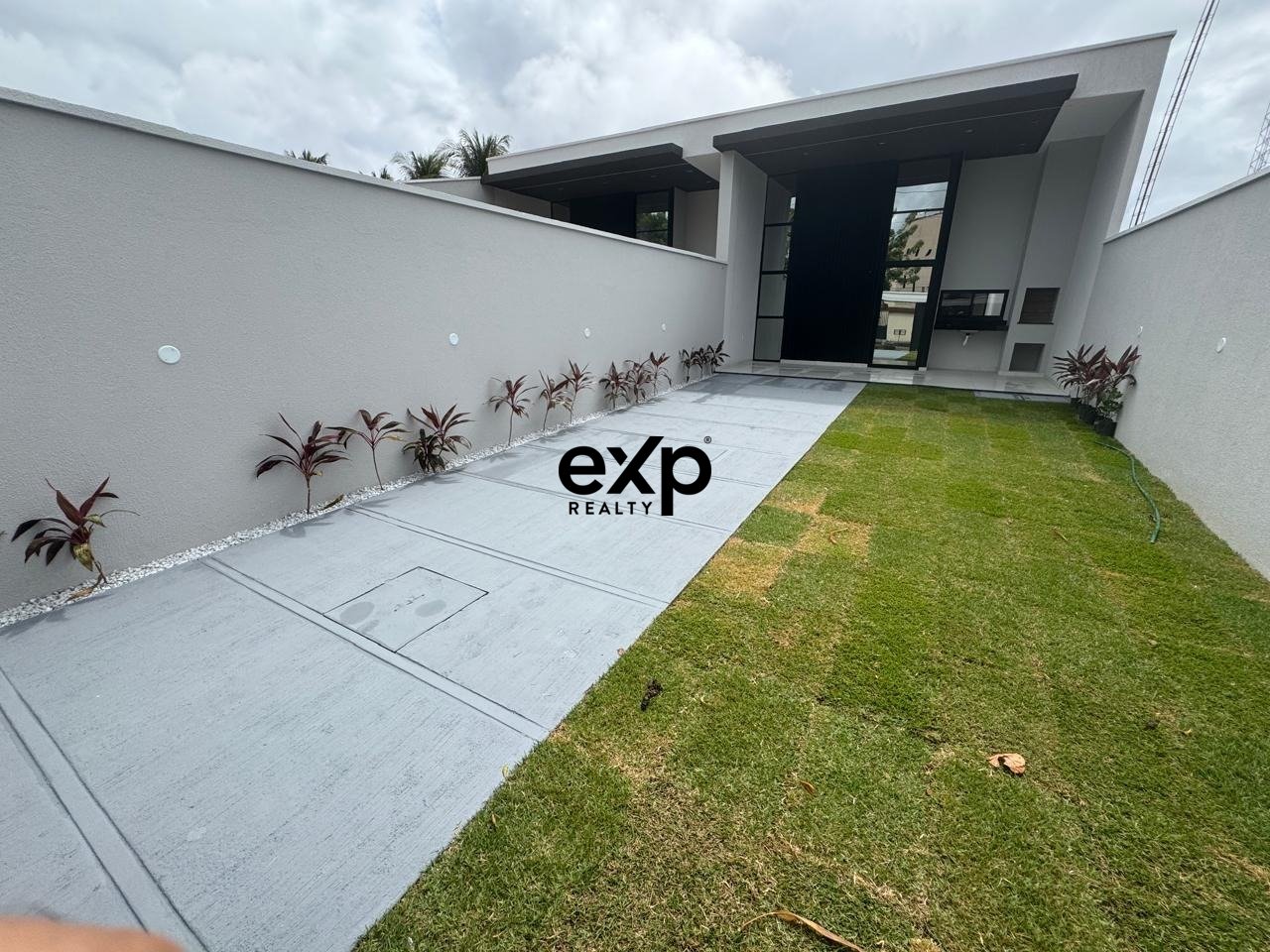 Casa Contemporânea na Sapiranga: com 3 Suítes, Área Gourmet e 3 Vagas | Localização Privilegiada na Sapiranga