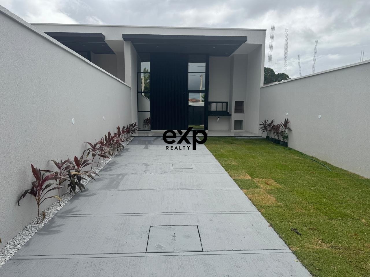 Casa Contemporânea na Sapiranga: com 3 Suítes, Área Gourmet e 3 Vagas | Localização Privilegiada na Sapiranga