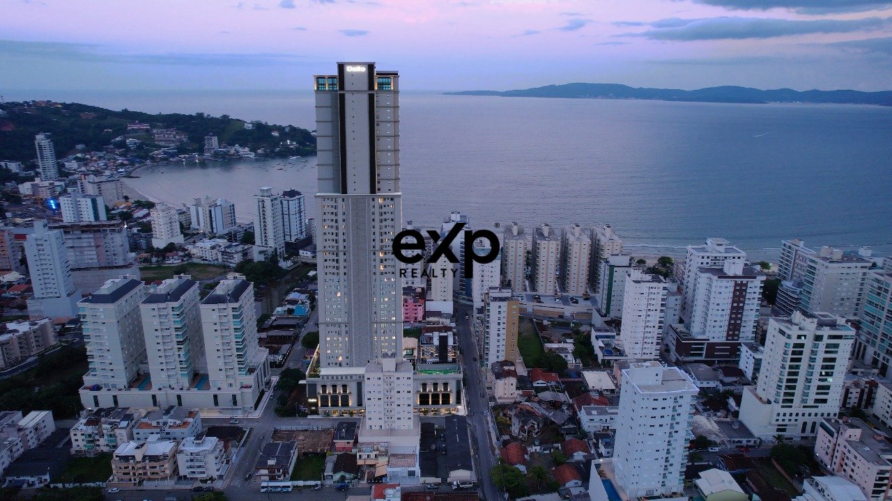 Apartamento com 04 suítes á poucos metros do mar no centro em Itapema