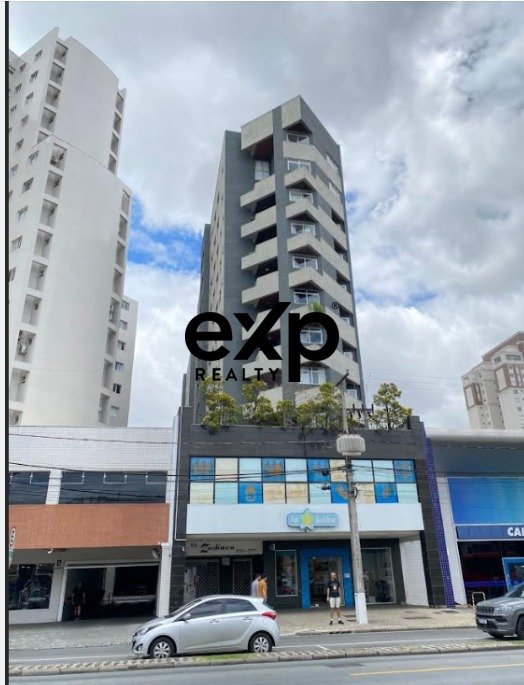 Imóvel na Avenida República Argentina, o apartamento oferece fácil acesso a transporte público
