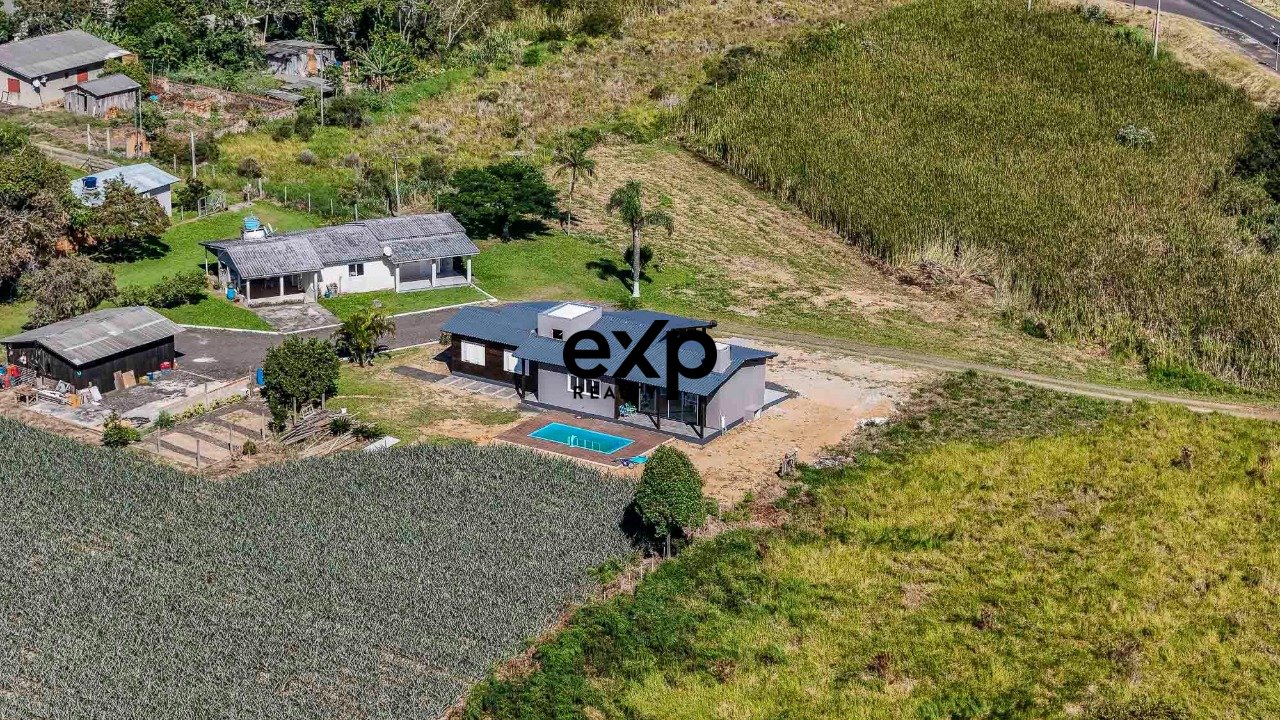 Esta é uma propriedade estratégica de altíssimo potencial, situada no epicentro de um dos entroncamentos logísticos e turísticos mais importantes do R