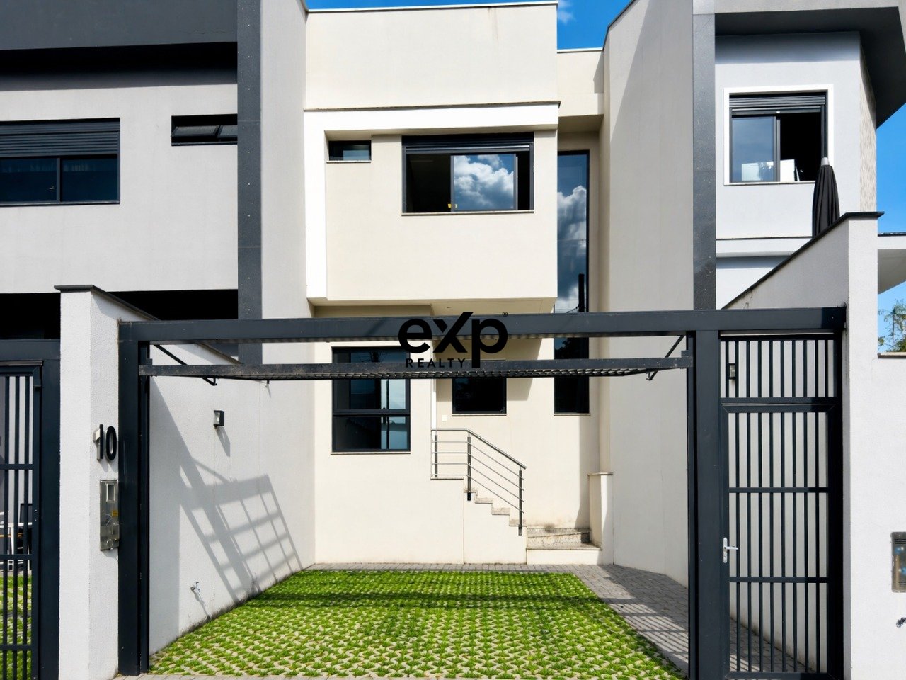 Sobrado com 2 suítes e acabamento de alto padrão