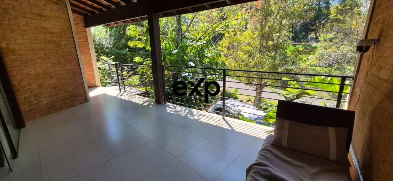 Casa para locação no Condomínio Santa Fé | Alto padrão, mobiliada e cercada por natureza - 4 suties e lago próprio