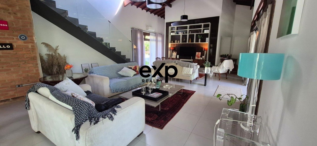 Casa para locação no Condomínio Santa Fé | Alto padrão, mobiliada e cercada por natureza - 4 suties e lago próprio