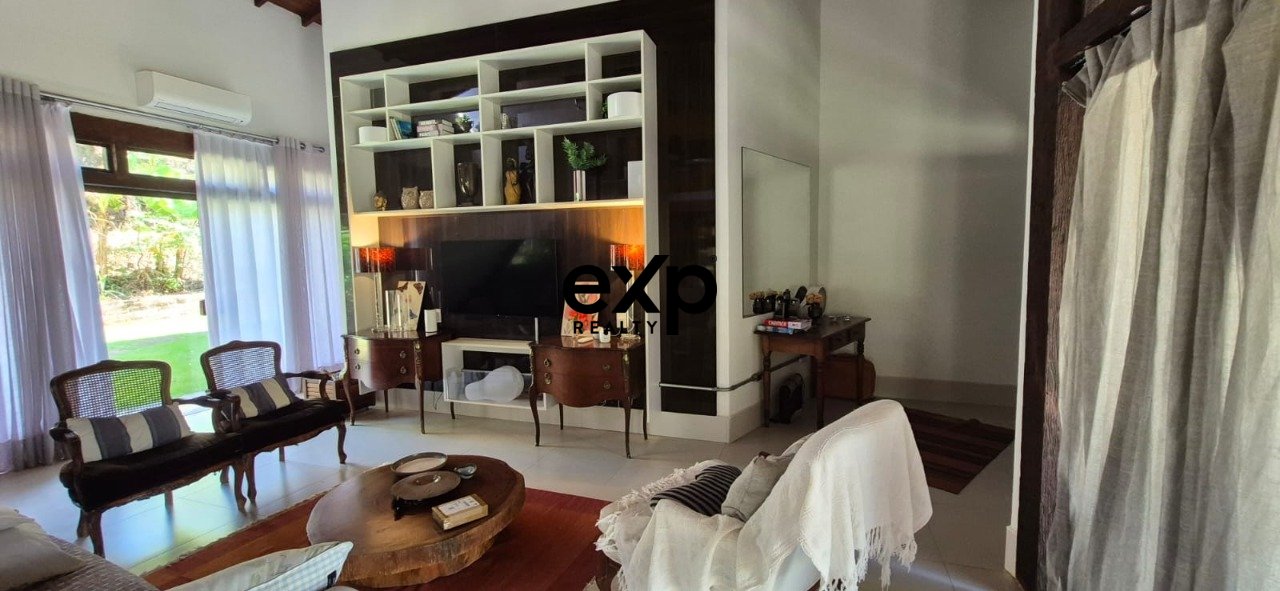 Casa para locação no Condomínio Santa Fé | Alto padrão, mobiliada e cercada por natureza - 4 suties e lago próprio