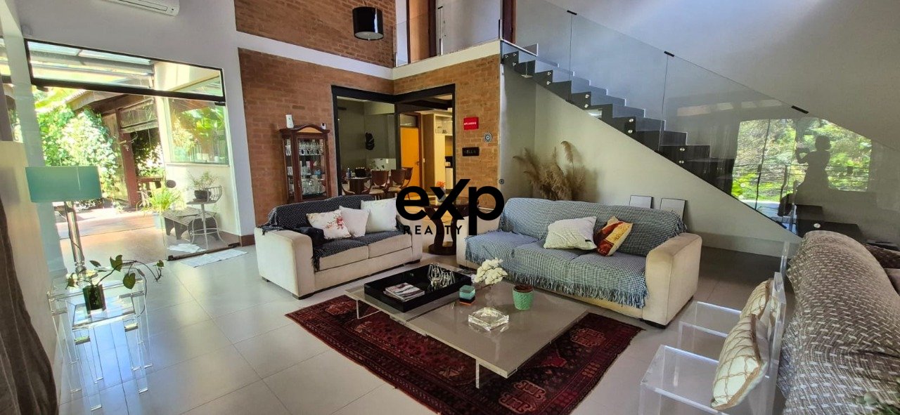 Casa para locação no Condomínio Santa Fé | Alto padrão, mobiliada e cercada por natureza - 4 suties e lago próprio