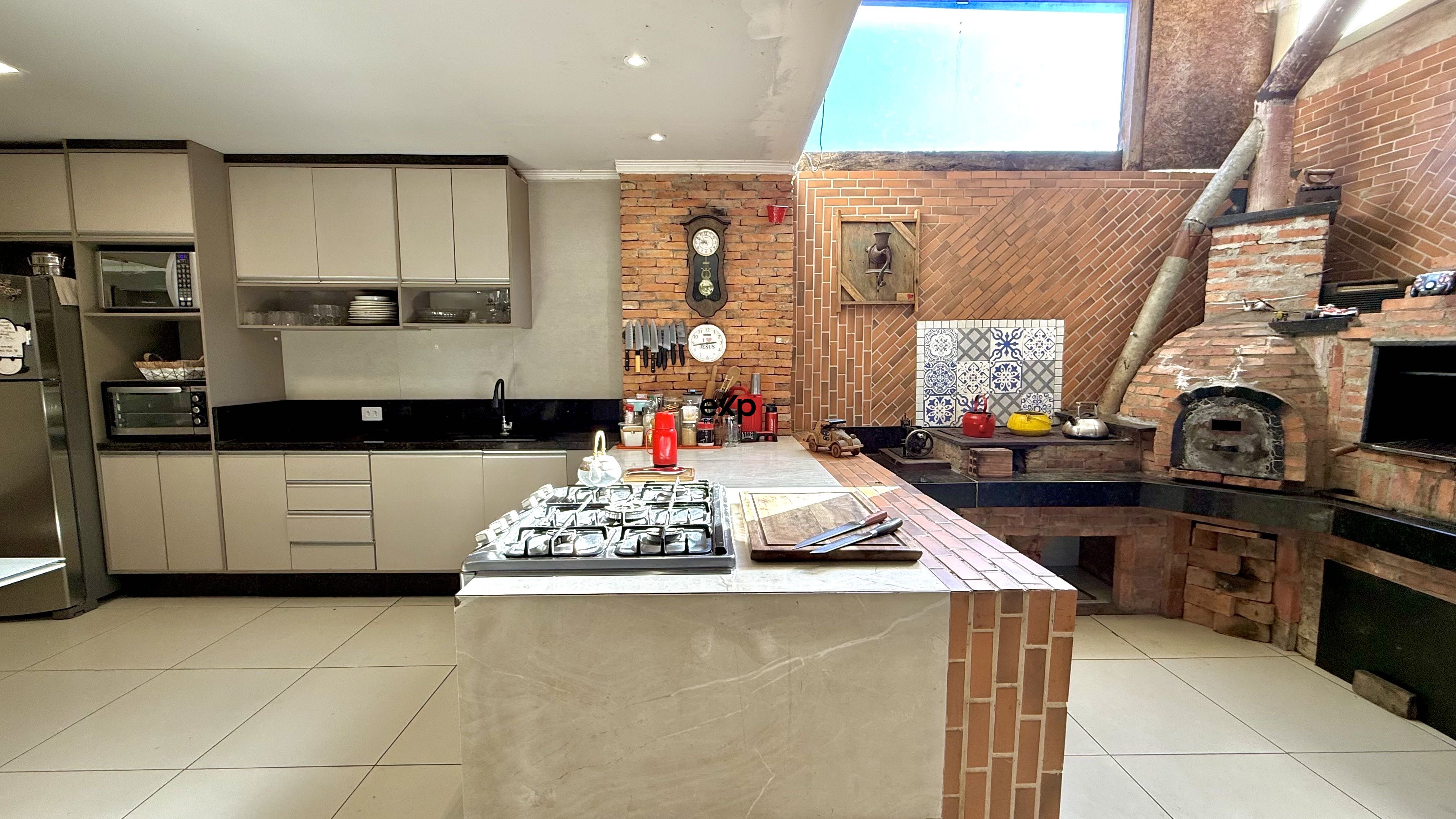 Sobrado à venda em Curitiba, Rua Oscar Edvin Villam Erlund 71 Cajuru Curitiba 82990-452, 220 m²