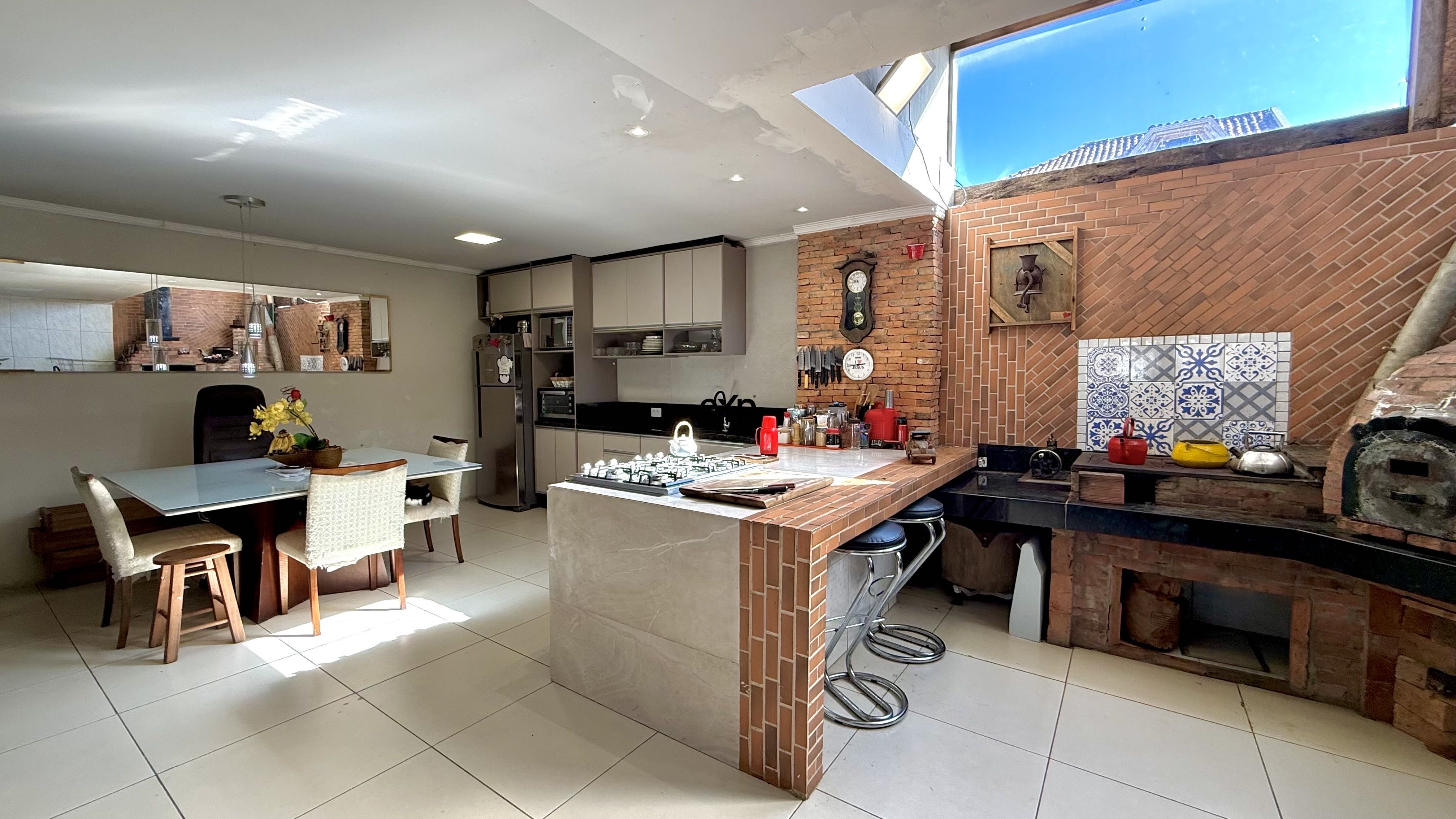 Sobrado à venda em Curitiba, Rua Oscar Edvin Villam Erlund 71 Cajuru Curitiba 82990-452, 220 m²