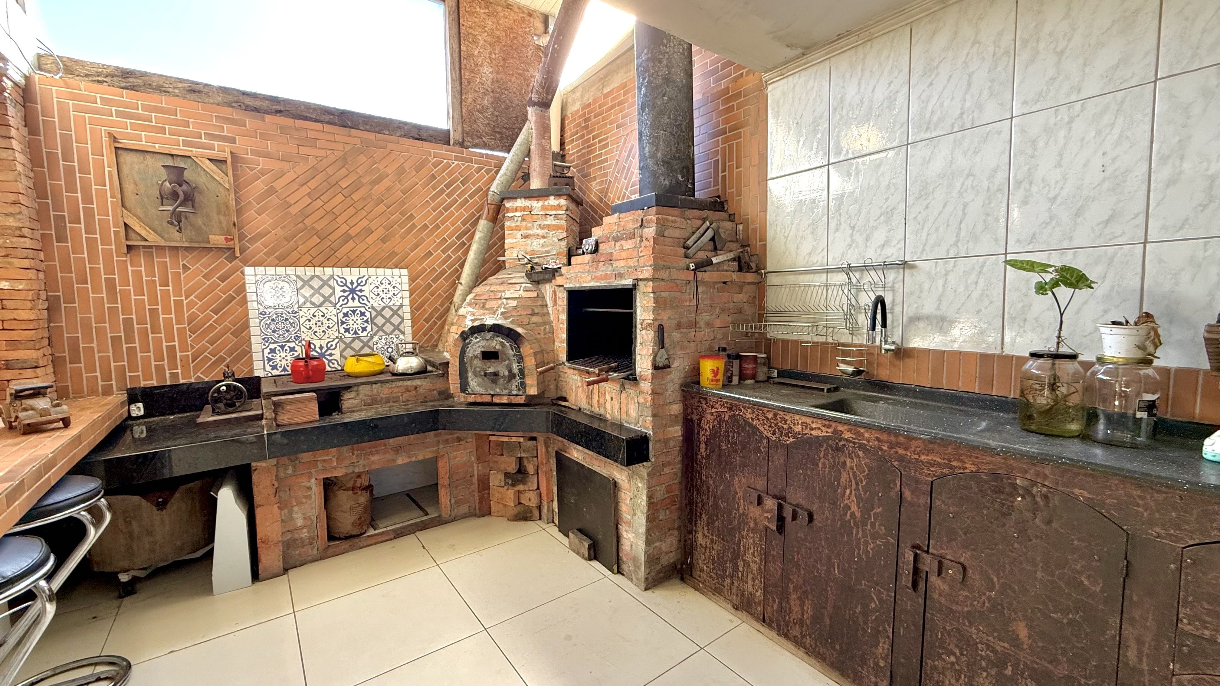 Sobrado à venda em Curitiba, Rua Oscar Edvin Villam Erlund 71 Cajuru Curitiba 82990-452, 220 m²